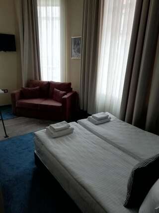 Отель JUST rooms & wine Варна Бюджетный трехместный номер-1