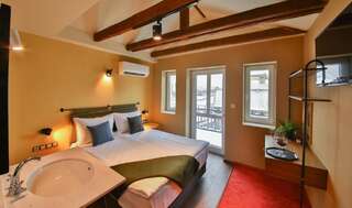 Отель JUST rooms & wine Варна Двухместный номер с 1 кроватью и балконом-1